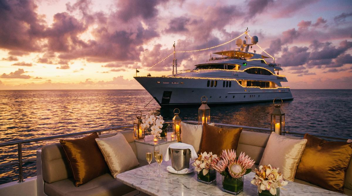 每日大赛传媒比基尼女孩游艇传媒派对